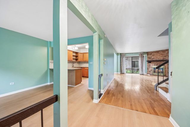 105 W Dover Drive, Mount Prospect, IL 60056