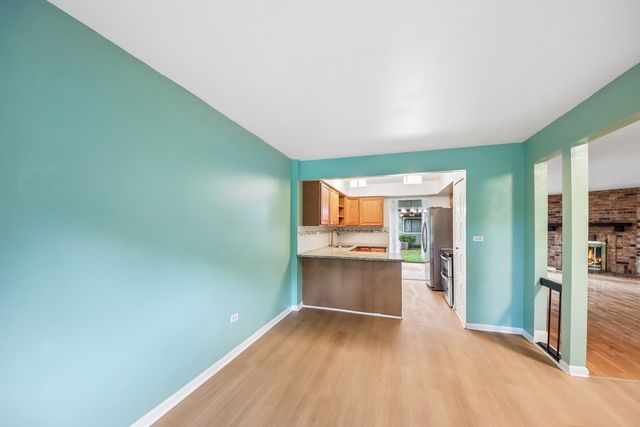 105 W Dover Drive, Mount Prospect, IL 60056