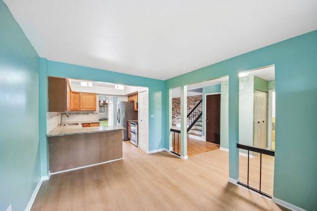 105 W Dover Drive, Mount Prospect, IL 60056