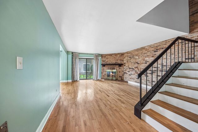 105 W Dover Drive, Mount Prospect, IL 60056