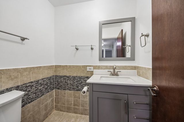 105 W Dover Drive, Mount Prospect, IL 60056