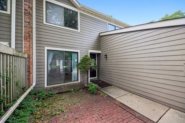 105 W Dover Drive, Mount Prospect, IL 60056