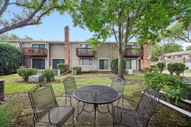 105 W Dover Drive, Mount Prospect, IL 60056