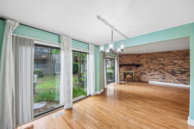 105 W Dover Drive, Mount Prospect, IL 60056