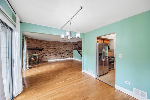 105 W Dover Drive, Mount Prospect, IL 60056