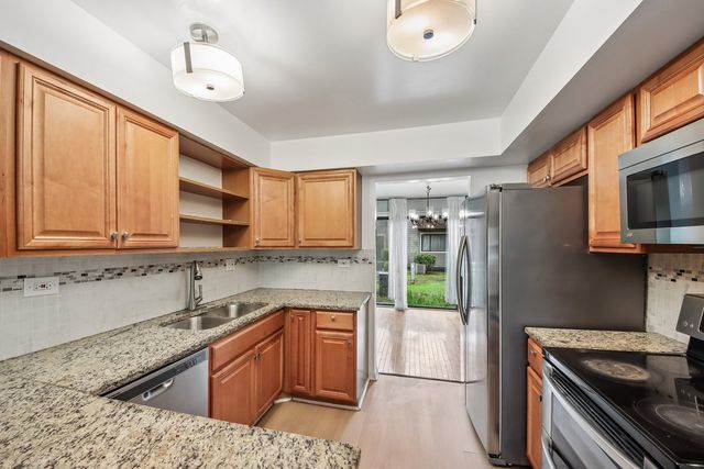 105 W Dover Drive, Mount Prospect, IL 60056