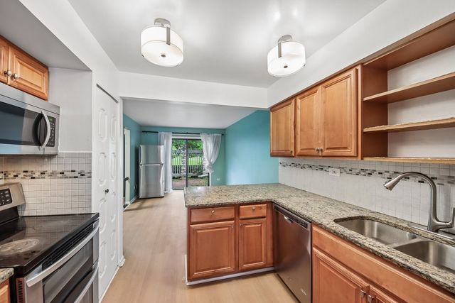 105 W Dover Drive, Mount Prospect, IL 60056