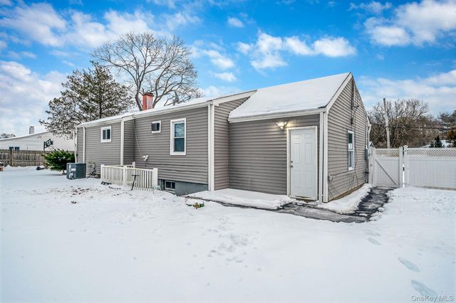 9 Amfer Court, Bay Shore, NY 11706