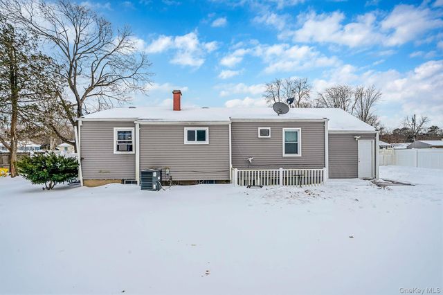 9 Amfer Court, Bay Shore, NY 11706