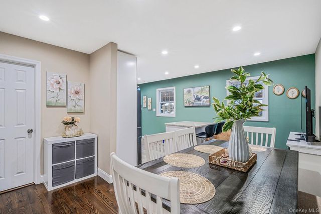 9 Amfer Court, Bay Shore, NY 11706