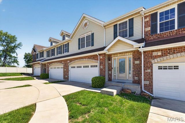 14 Loris Lane, St Charles, MO 63303