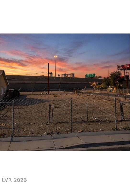 633 West McWilliams Avenue, Las Vegas, NV 89106 — photo 2
