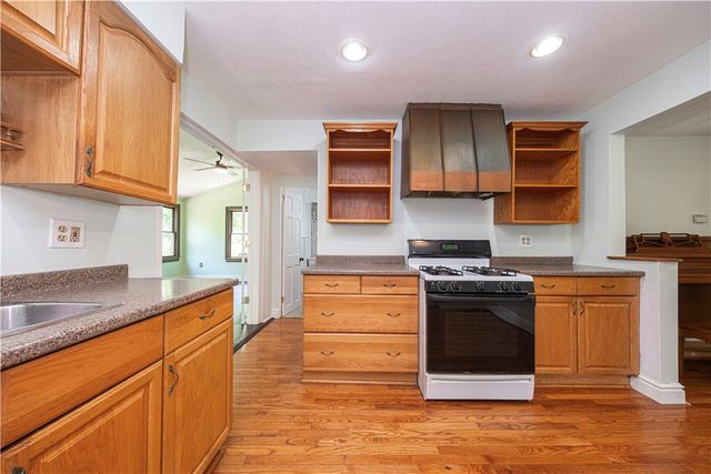 50 Center Ave, West View, PA 15229