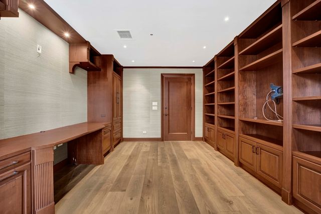 40 E Delaware Place 1701, Chicago, IL 60611