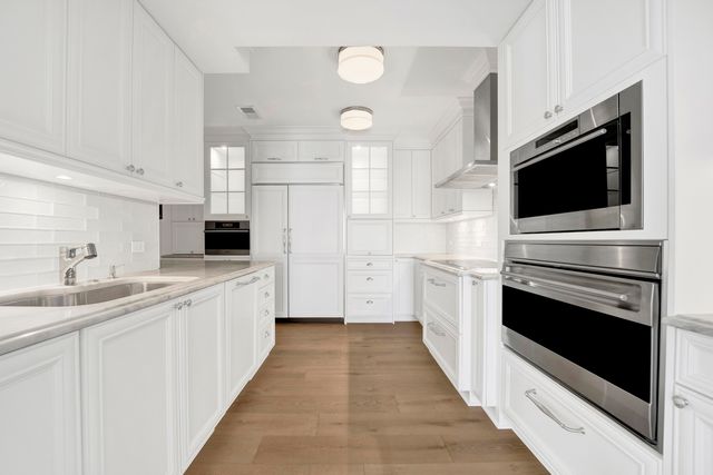 40 E Delaware Place 1701, Chicago, IL 60611