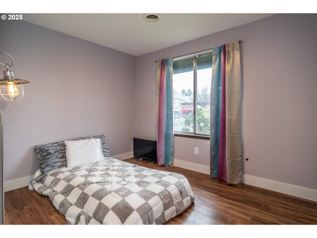 229 N GROVE Ln, Sutherlin, OR 97479