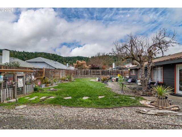 229 N GROVE Ln, Sutherlin, OR 97479