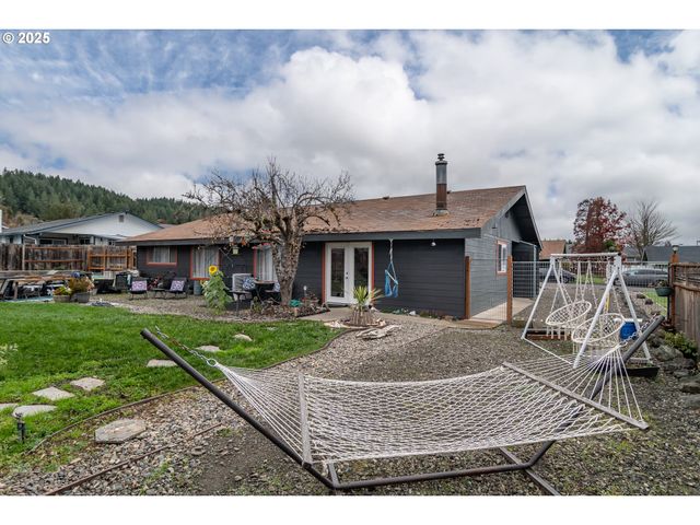 229 N GROVE Ln, Sutherlin, OR 97479