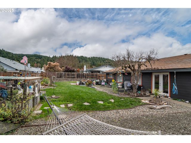 229 N GROVE Ln, Sutherlin, OR 97479