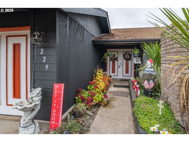 229 N GROVE Ln, Sutherlin, OR 97479