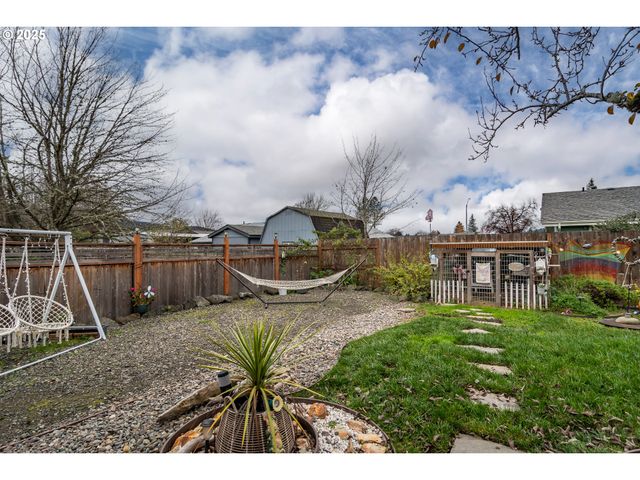 229 N GROVE Ln, Sutherlin, OR 97479