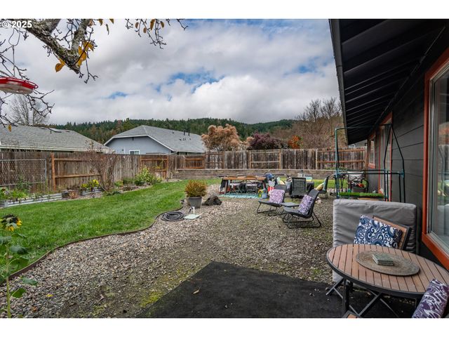 229 N GROVE Ln, Sutherlin, OR 97479