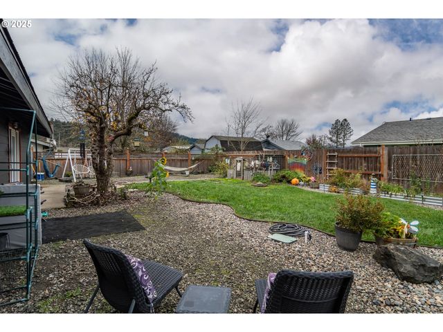 229 N GROVE Ln, Sutherlin, OR 97479