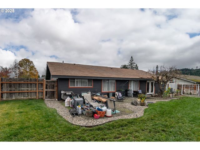 229 N GROVE Ln, Sutherlin, OR 97479