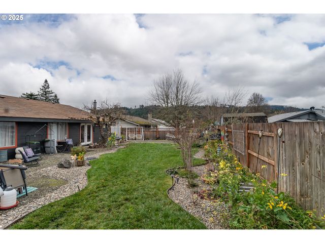 229 N GROVE Ln, Sutherlin, OR 97479