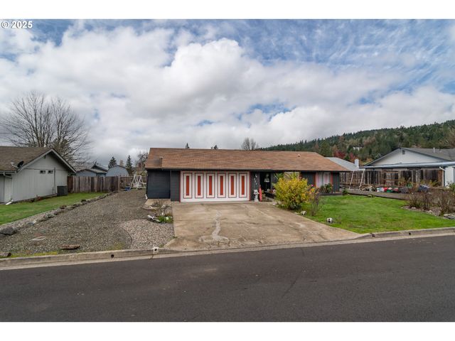 229 N GROVE Ln, Sutherlin, OR 97479