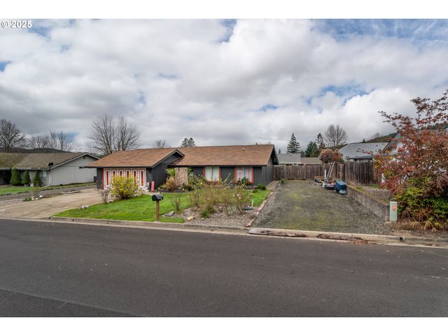 229 N GROVE Ln, Sutherlin, OR 97479