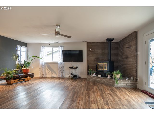 229 N GROVE Ln, Sutherlin, OR 97479