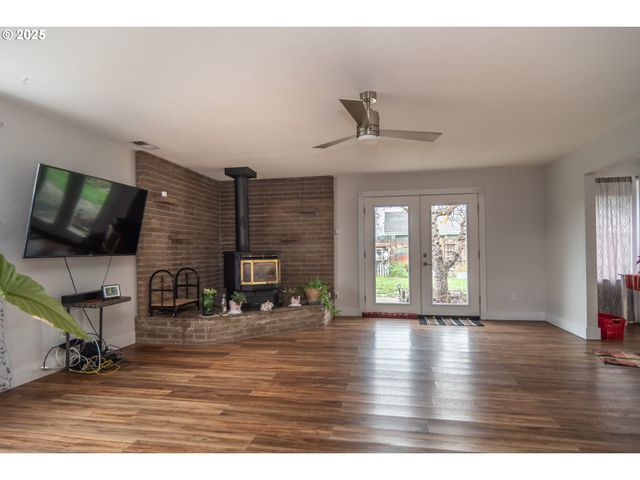 229 N GROVE Ln, Sutherlin, OR 97479