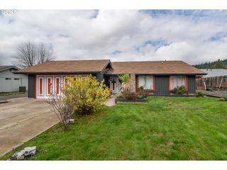 229 N GROVE Ln, Sutherlin, OR 97479