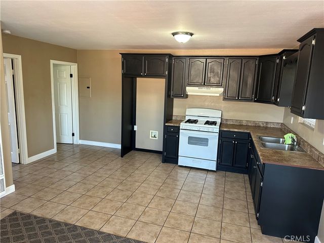 1230 E 68th St, Los Angeles, CA 90001