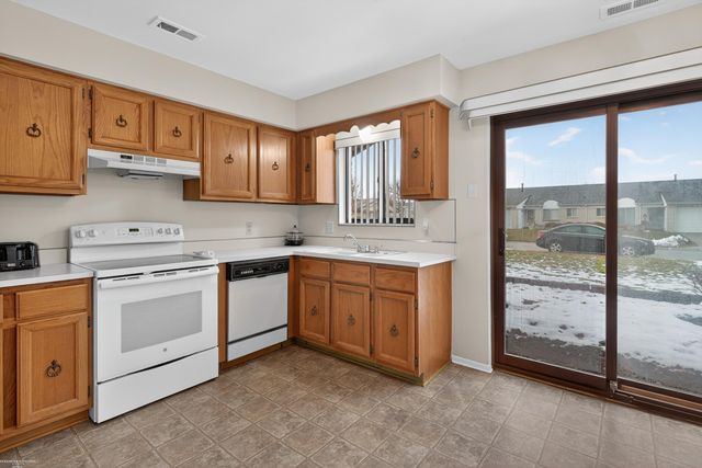 11728 Amber Le Drive 39, Warren, MI 48093