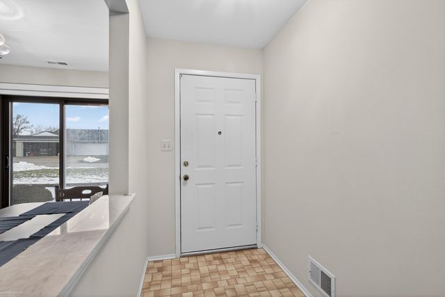 11728 Amber Le Drive 39, Warren, MI 48093