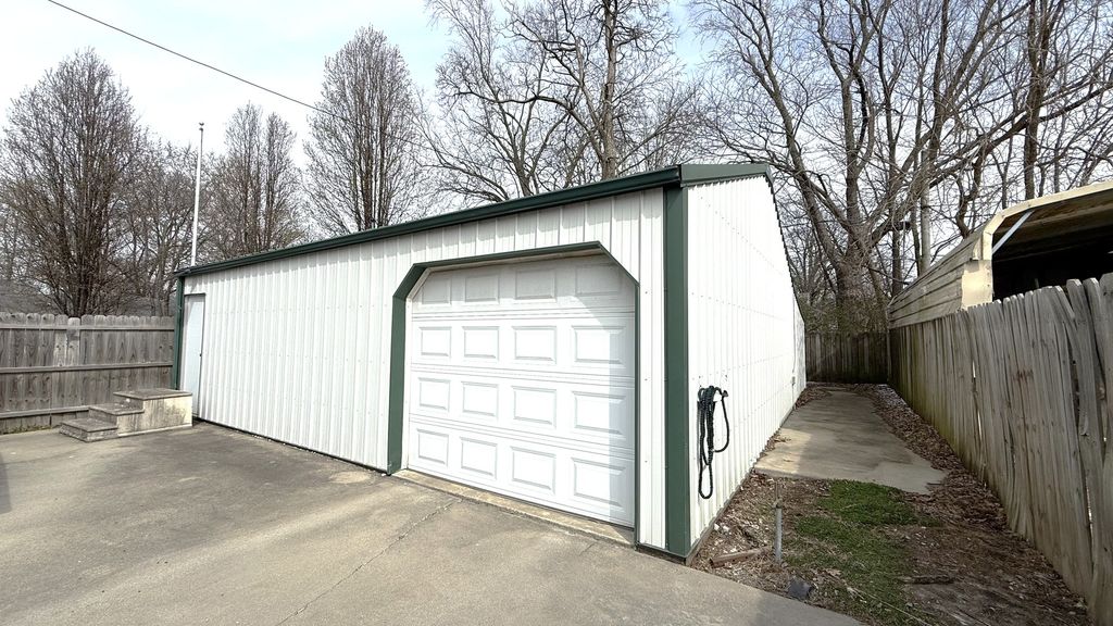 Image 12 of property listing at 517 College Avenue, Centralia, IL 62801