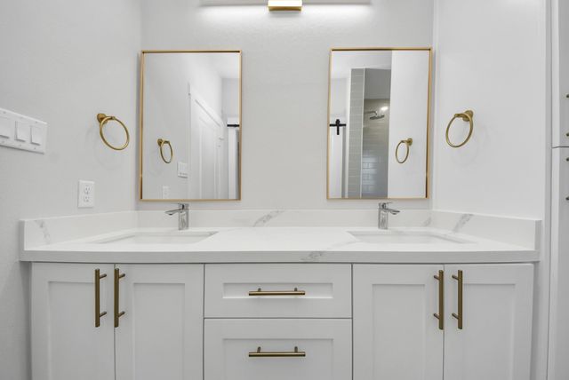 1110 E Main Street, La Porte, TX 77571