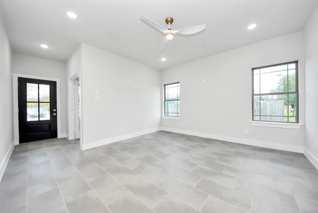 1110 E Main Street, La Porte, TX 77571