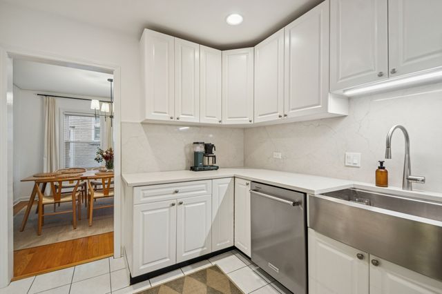 6319 N Le Mai Avenue, Chicago, IL 60646