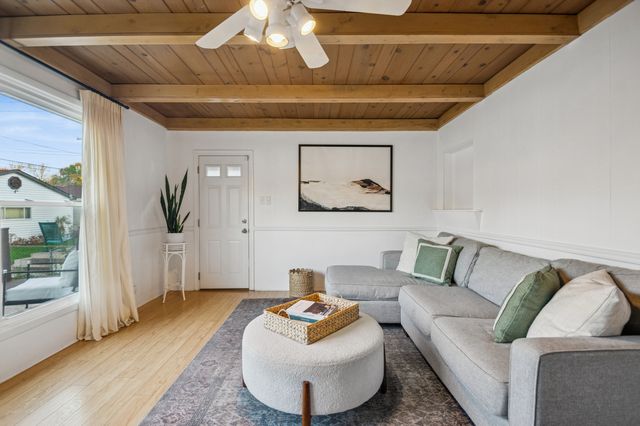 6319 N Le Mai Avenue, Chicago, IL 60646