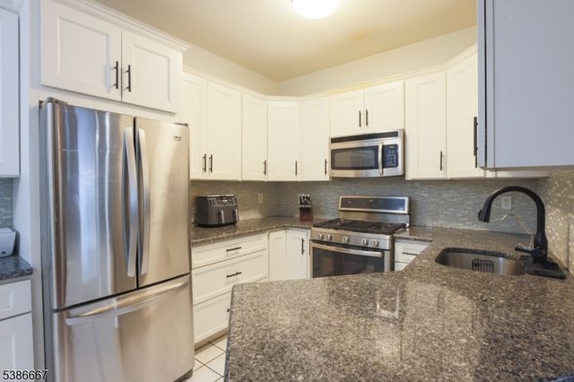8409 Brittany Dr, Wayne Twp., NJ 07470