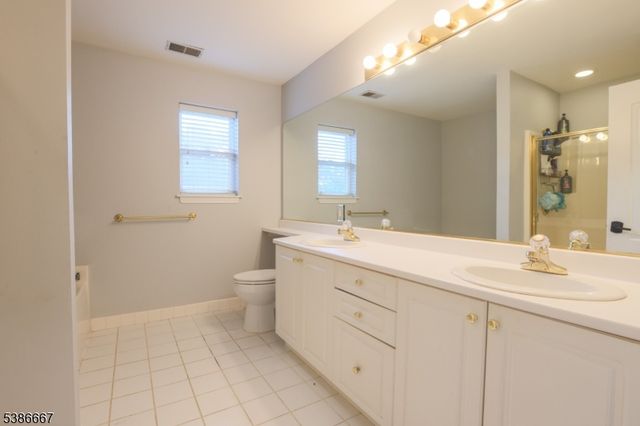 8409 Brittany Dr, Wayne Twp., NJ 07470
