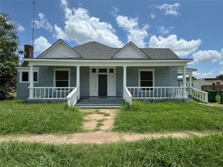 108 S Henrietta Street, Henrietta, TX 76365
