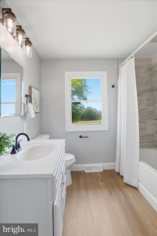 Image 14 of property listing at 2949 WHITEFORD RD, Whiteford, MD 21160