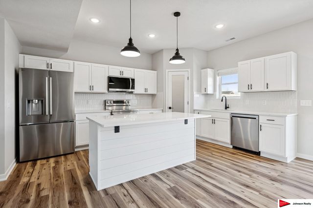 1201 S Lakewood Street, Valley, NE 68064