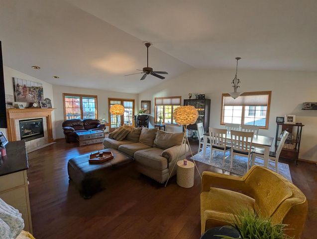 114 E NORTH WATER STREET, New London, WI 54961