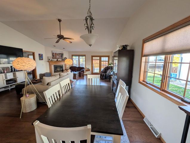 114 E NORTH WATER STREET, New London, WI 54961