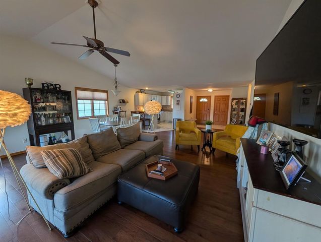 114 E NORTH WATER STREET, New London, WI 54961